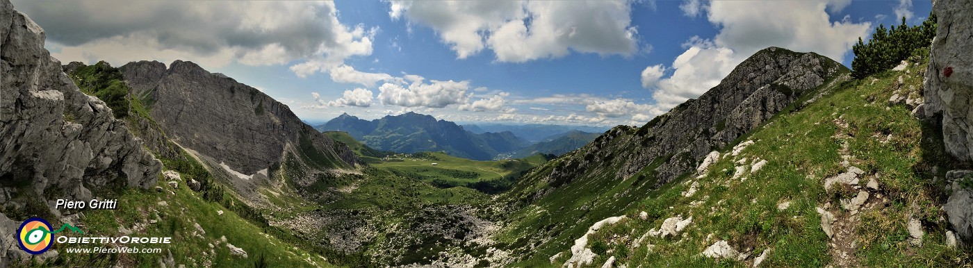 57 Sul sentierino dalla Bocchetta (a sx con Zucco Barbesino) in Corna Grande (a dx) vista sulla Valle dei Mughi.jpg